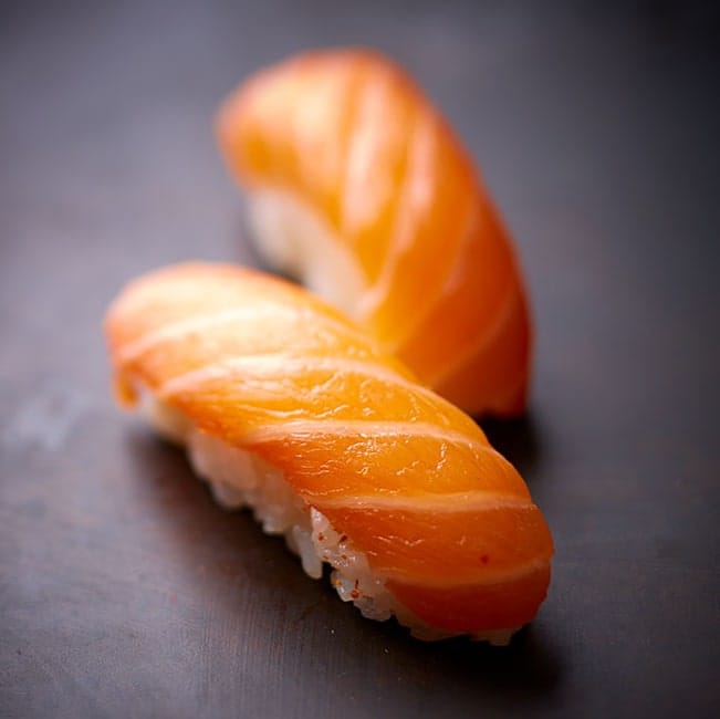 paire de sushis au saumon